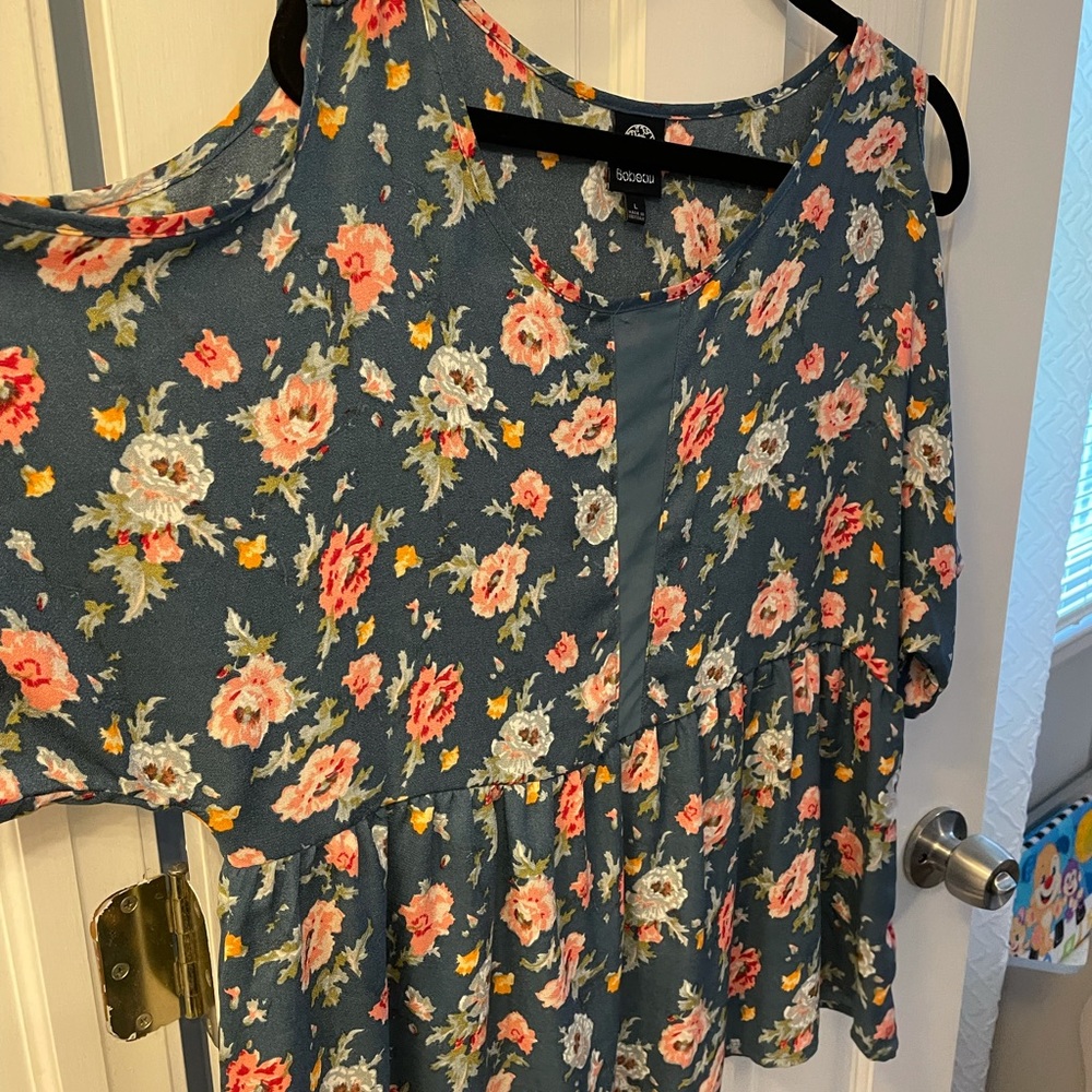 Like new cold shoulder flower short. Large